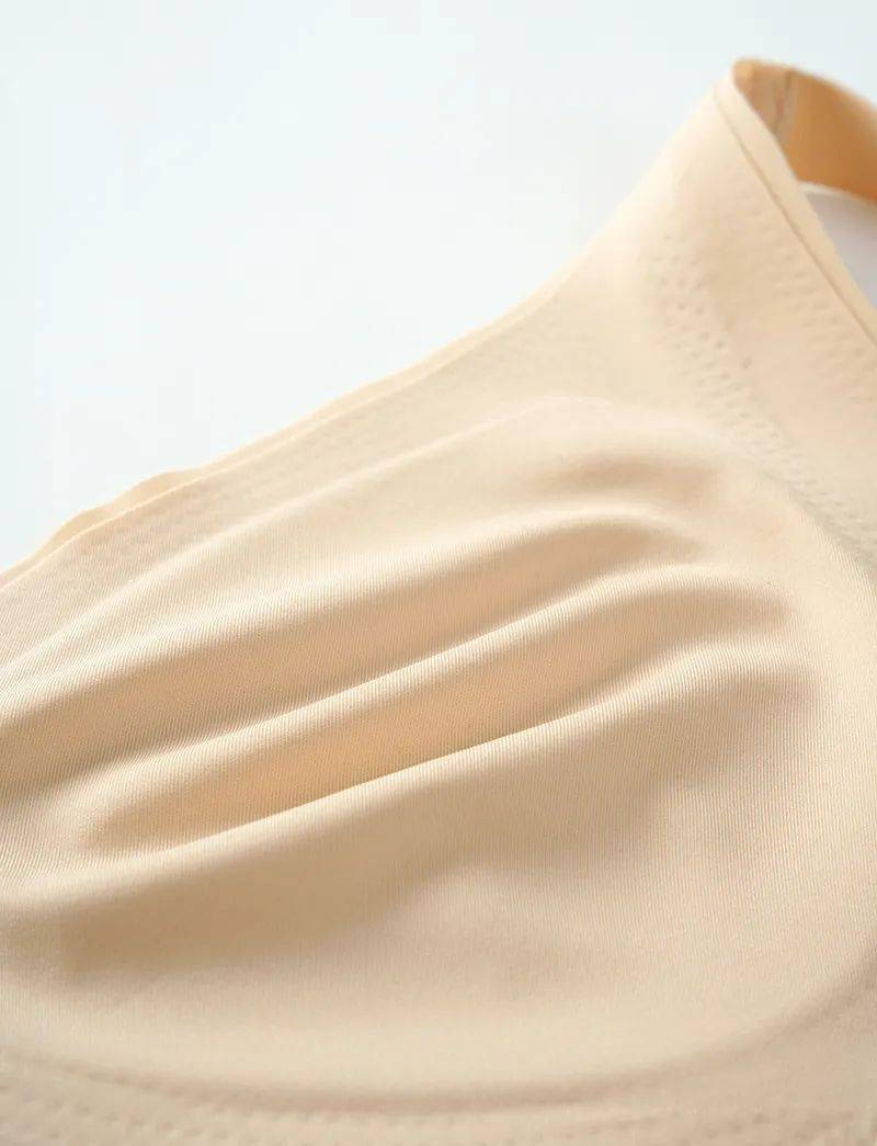 那是因为它  精选高弹细纤维 ,并且采用进口制造机,将每一根纱线梳成