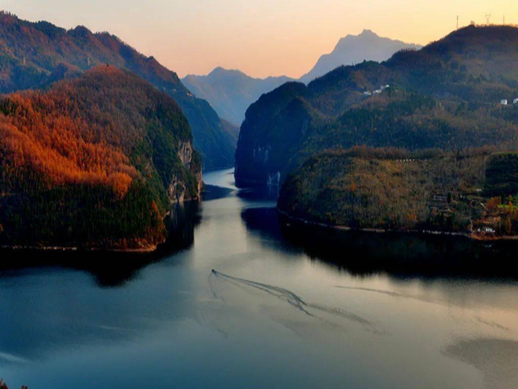 快来看！青川白龙湖究竟有多美，如同打翻了的调色盘……