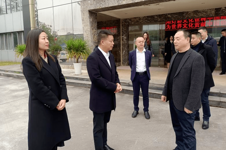 (省委改革办)人事处处长周卫红,省商务厅(四川自贸办)综信处处长杨妮