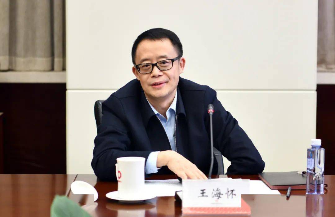 周育先对王海怀一行表示热烈欢迎.