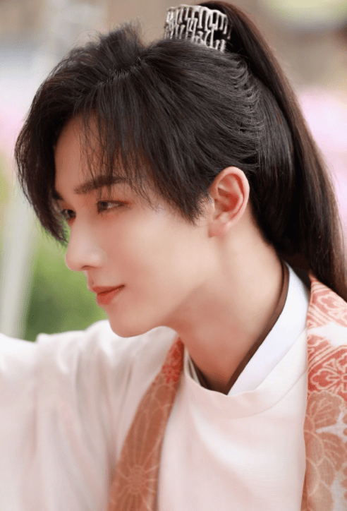 李宏毅新剧定妆照公开,与前辈成毅"撞脸",两人长相越来越像?