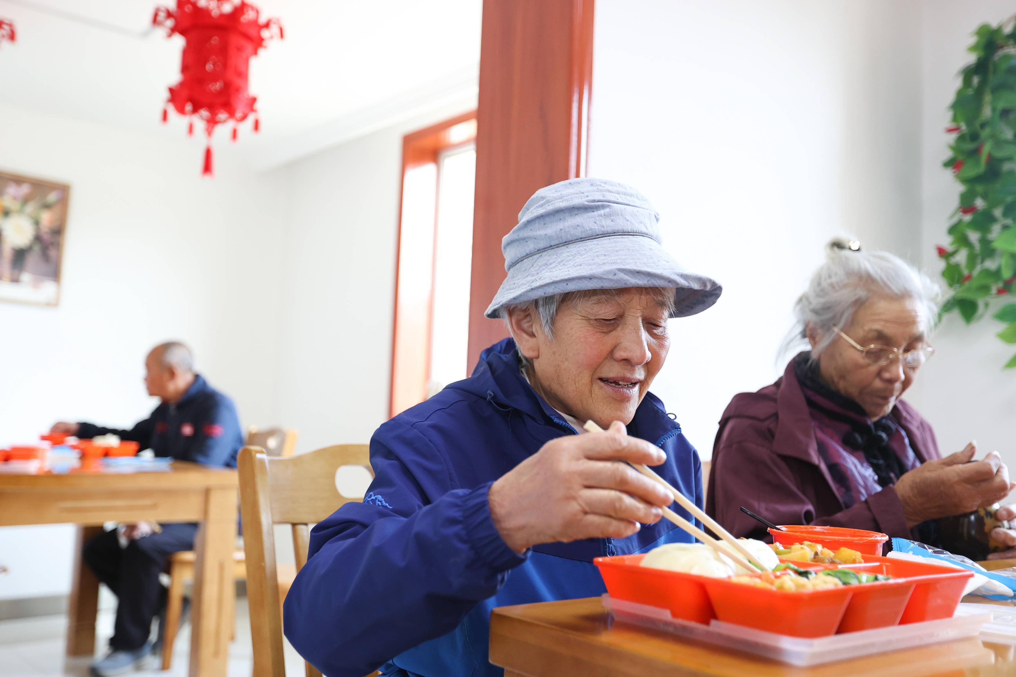 2020年10月14日,青海省西宁市城中区瑞驰社区内的爱老幸福食堂,老人们