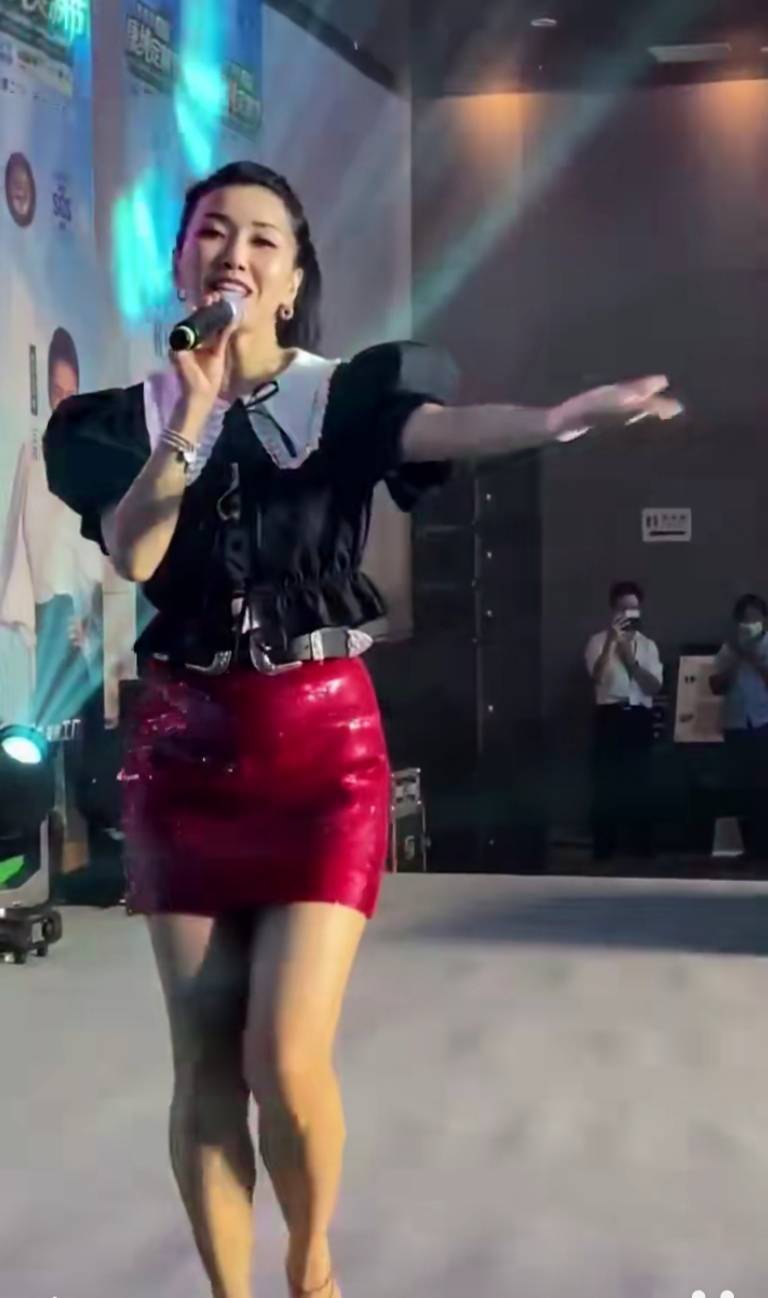 歌手王蓉商演捞金穿皮裙肚子赘肉泛滥42岁状态很真实