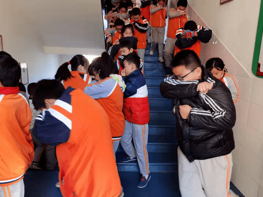 消防演练学校 小学 1f502b2c2ed647f3932bd85838287dd5.png