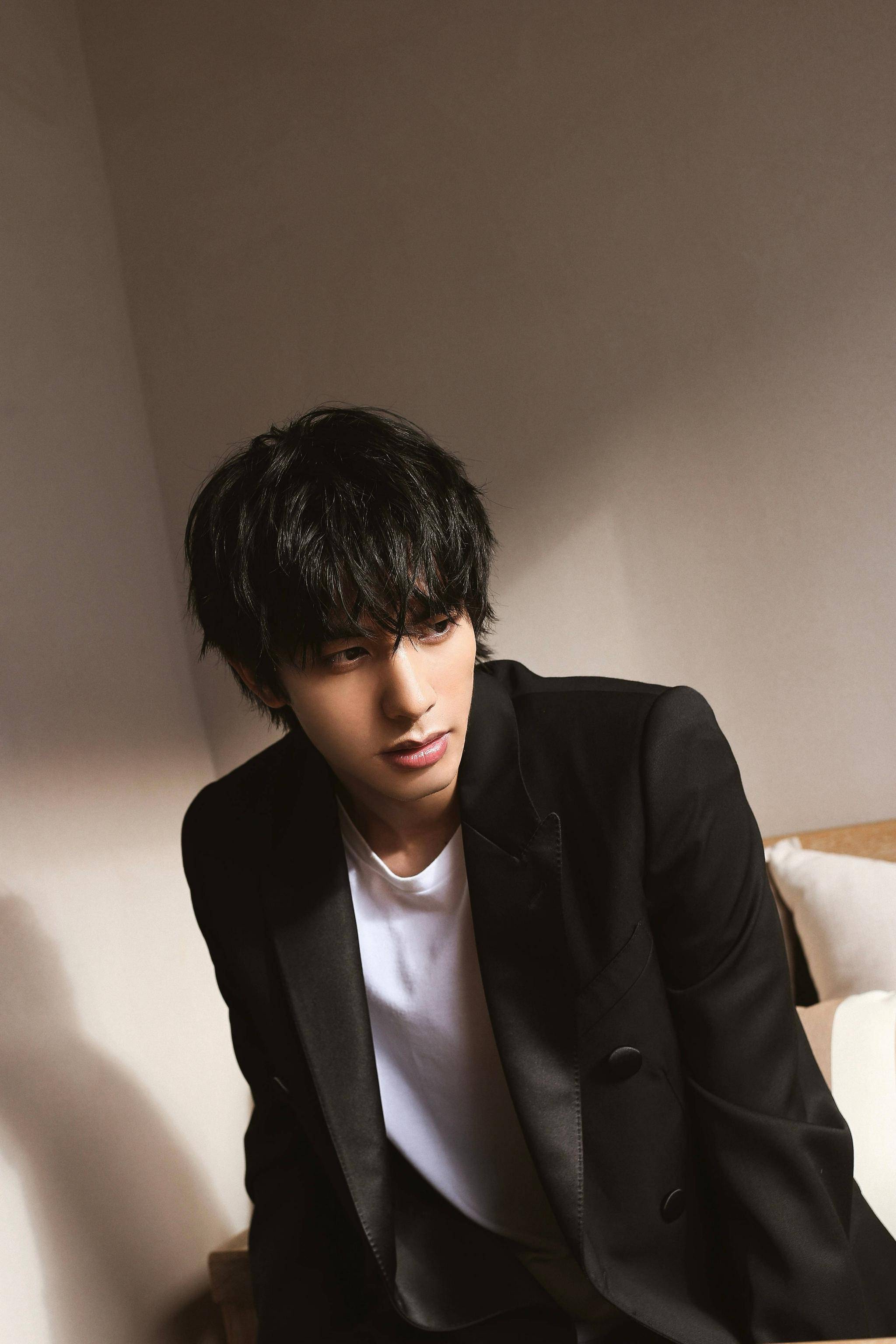 欢娱影视演员宋威龙99演绎celine经典西服系列