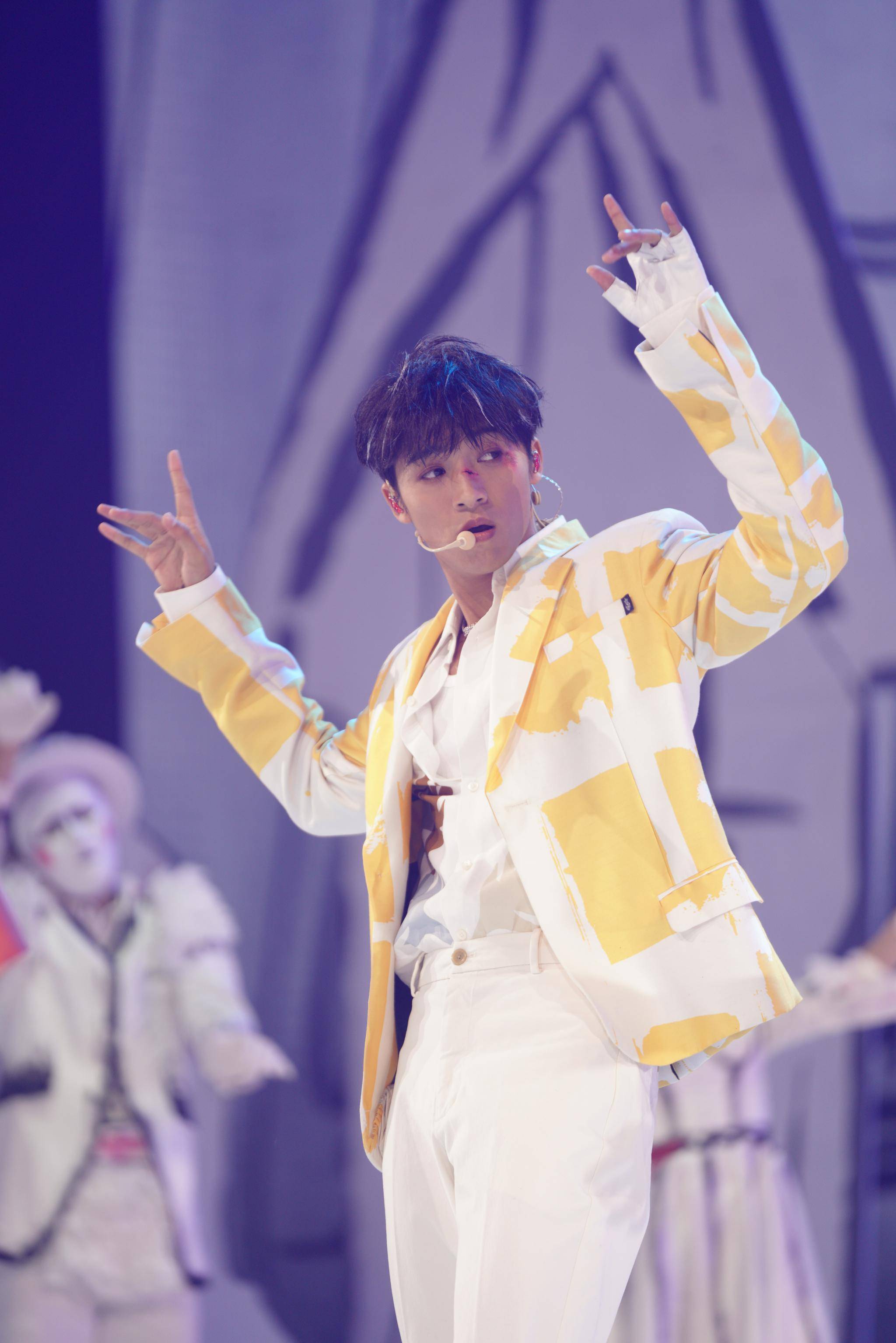 伍嘉成今日舞台造型释出