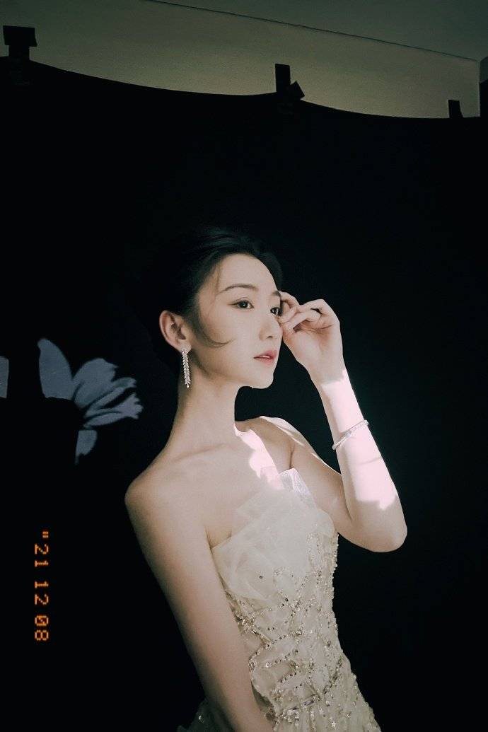 毛晓彤2021国剧盛典造型一身流光蹁跹裙在光下熠熠生辉