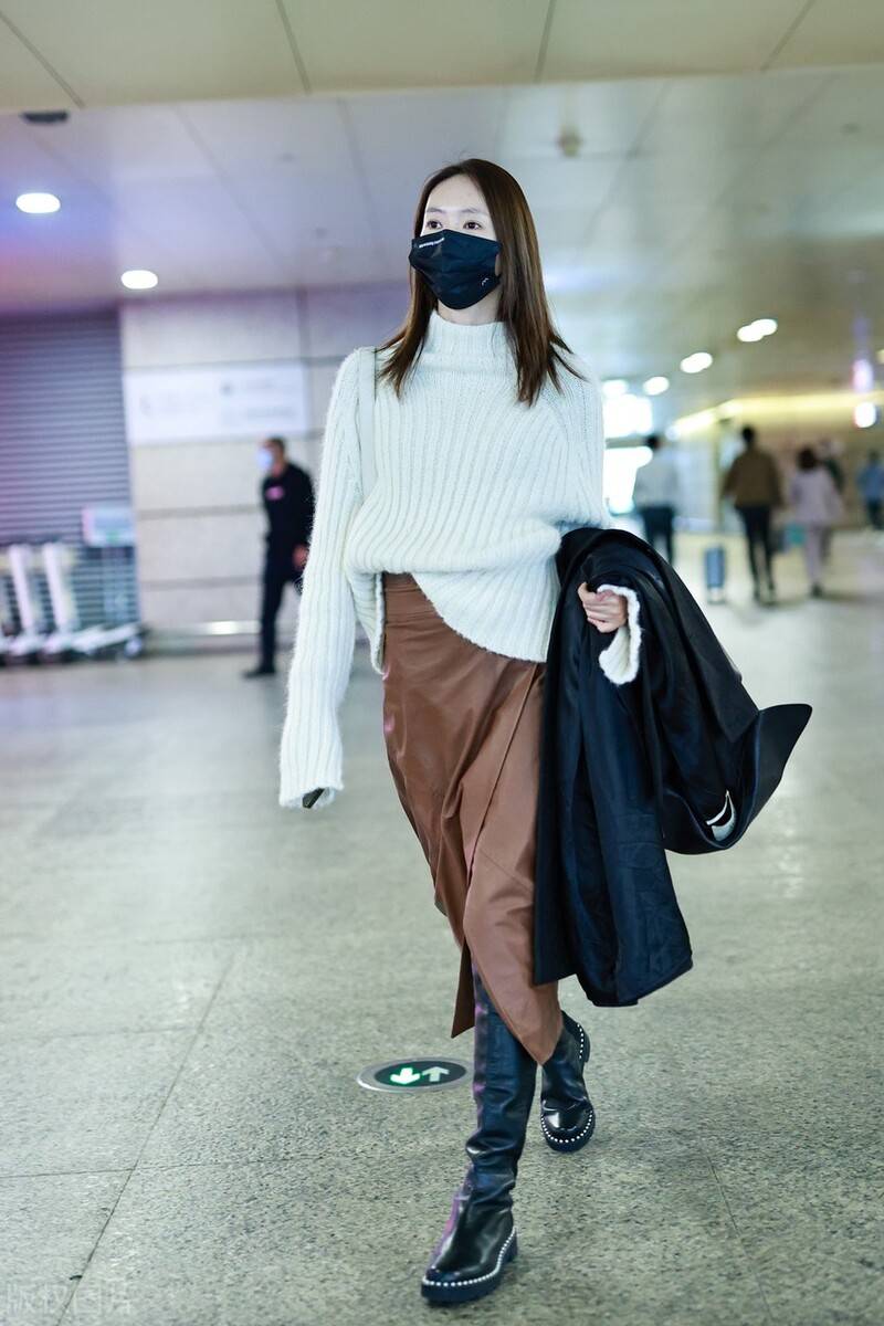 脚踩黑色长靴温柔优雅_开衩_童瑶_毛衣