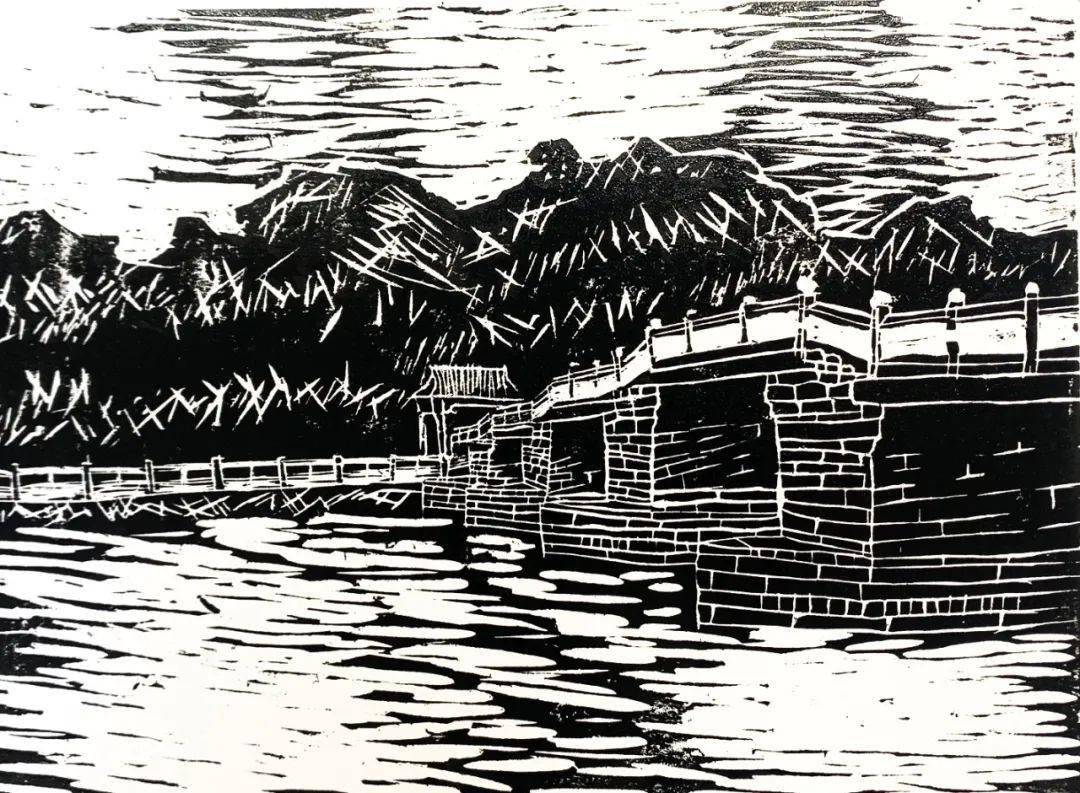 美术老师指导下,孩子们选择不同角度的石井桥照片,运用木刻版画的技法