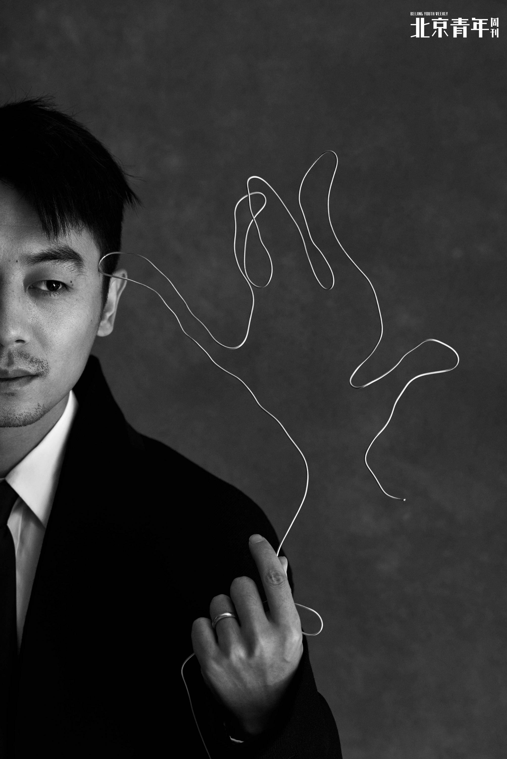 朱亚文杂志新封发布 温暖笑容松弛感十足_西装_黑色_电影