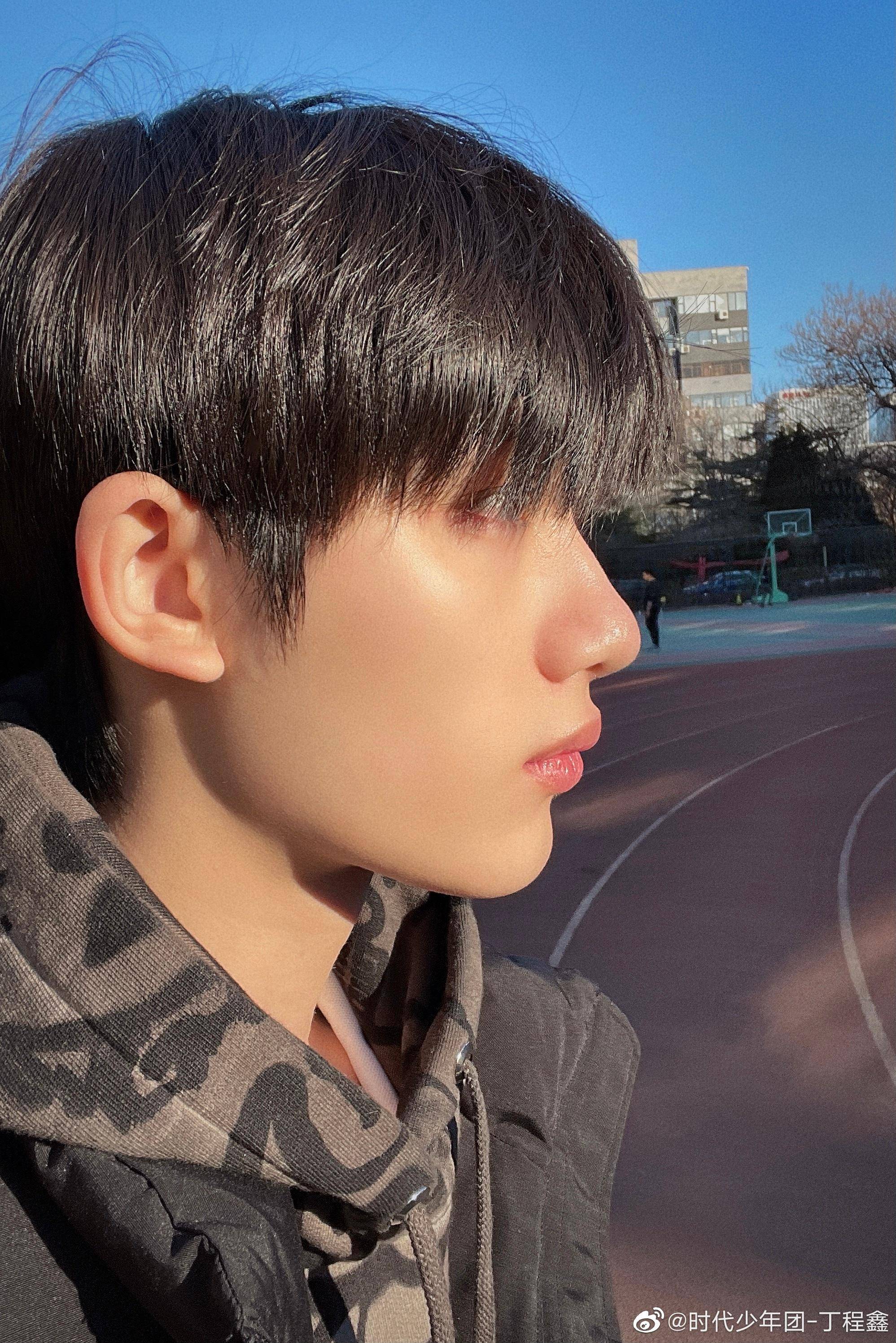 丁程鑫晒侧颜照和周五一起来了阳光下怼脸拍皮肤也这么好