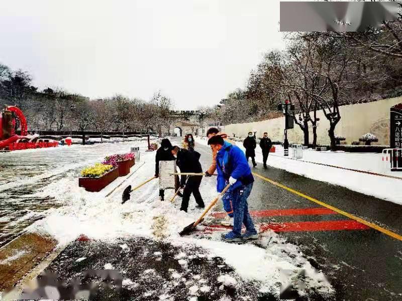 景区|雪中八达岭长城，这道橘红色“风景”也很美