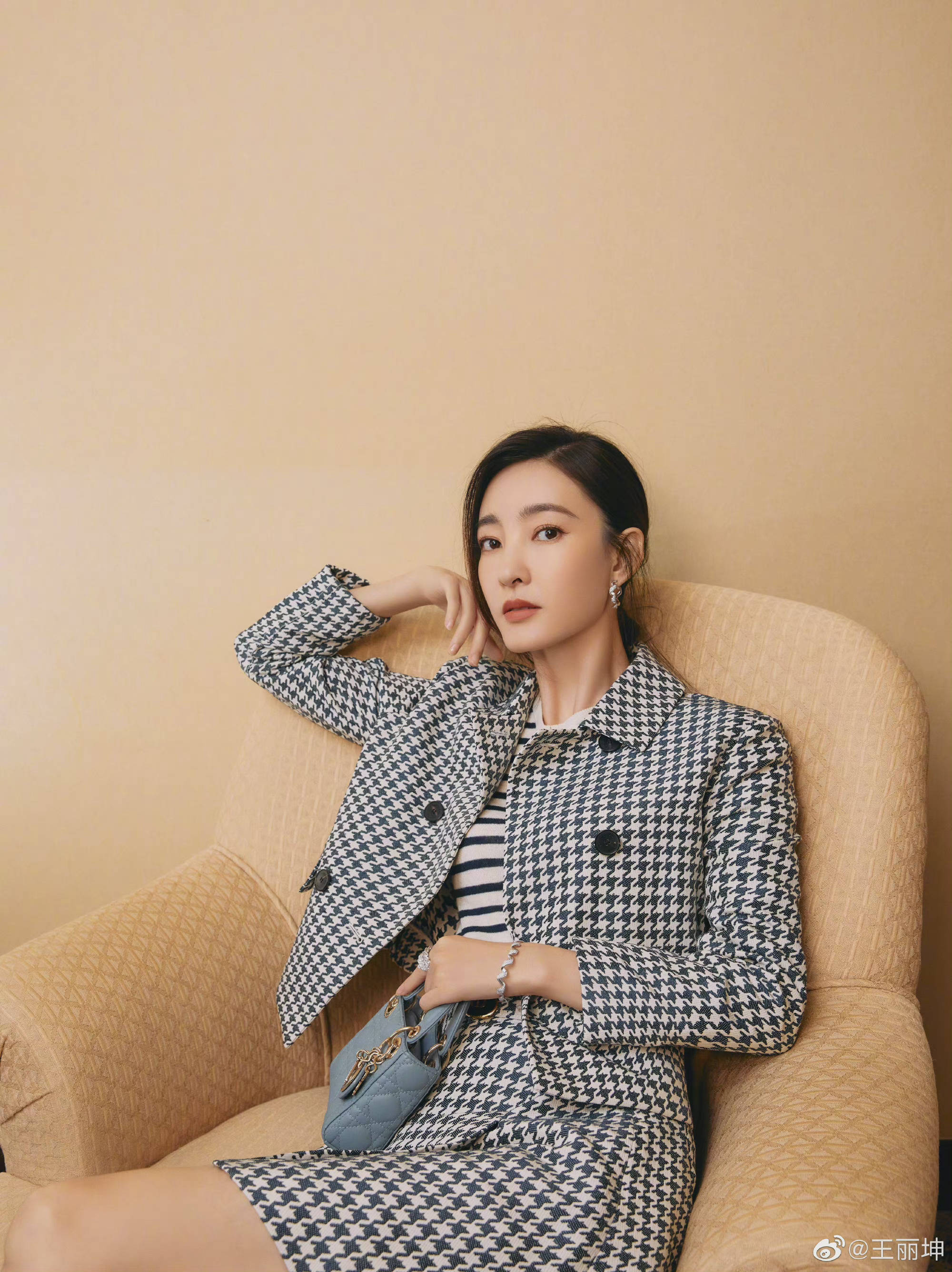 王丽坤今日份品牌活动,格纹套装,精致干练,时尚感满满……_piu_姐姐