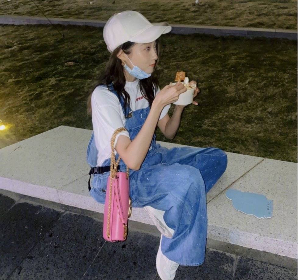 关晓彤偶遇夜市随拍 一不小心闯入709915市……_粉红泡泡_梁爽