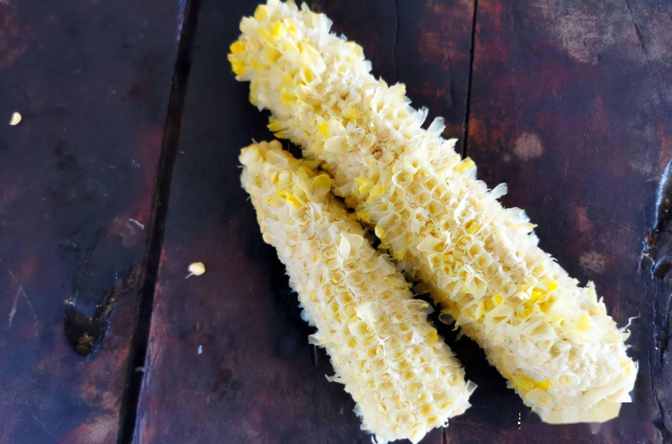 北方农民扔掉的玉米芯,却是韩国的热销美食,这吃法是来搞笑的?