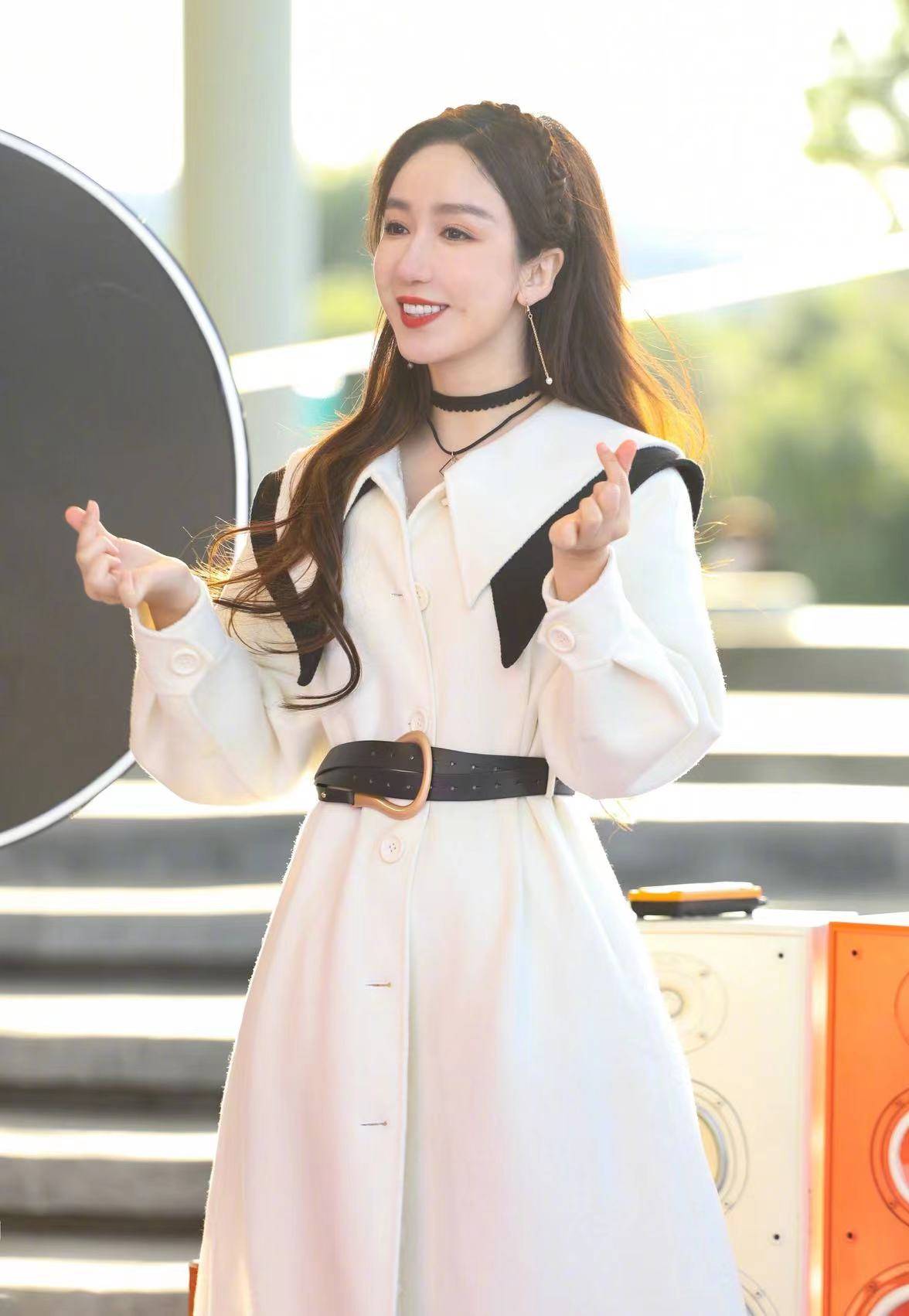 娄艺潇身边出现神秘男子一起回家疑似新恋情难道又是姐弟恋