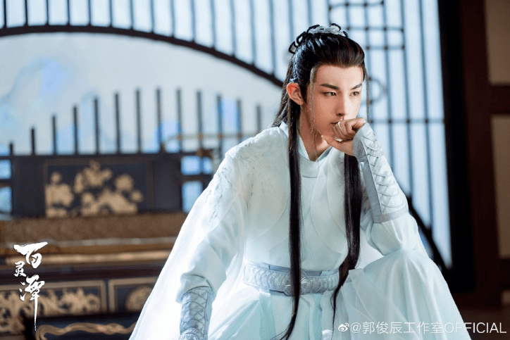 剧中郭俊辰饰演的男主——春妖,在开机筹备阶段路透时的照片,就惊艳了
