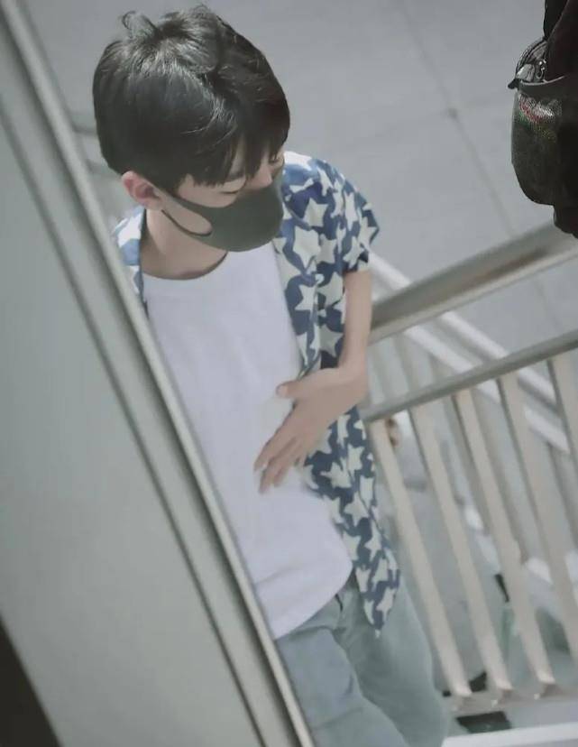 王俊凯就曾因低血糖晕倒在节目现场,路透图中看起来非常虚弱.