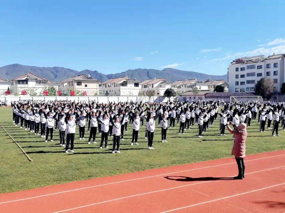 玉龙热点今天2021年玉龙中学第十五届冬季田径运动会开始啦