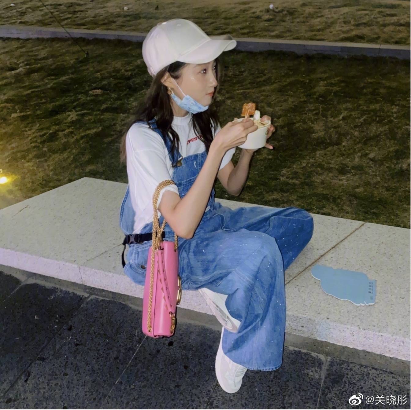 关晓彤晒海边夜市随拍 白色棒球帽 白色t恤 牛仔背带裤 小白鞋