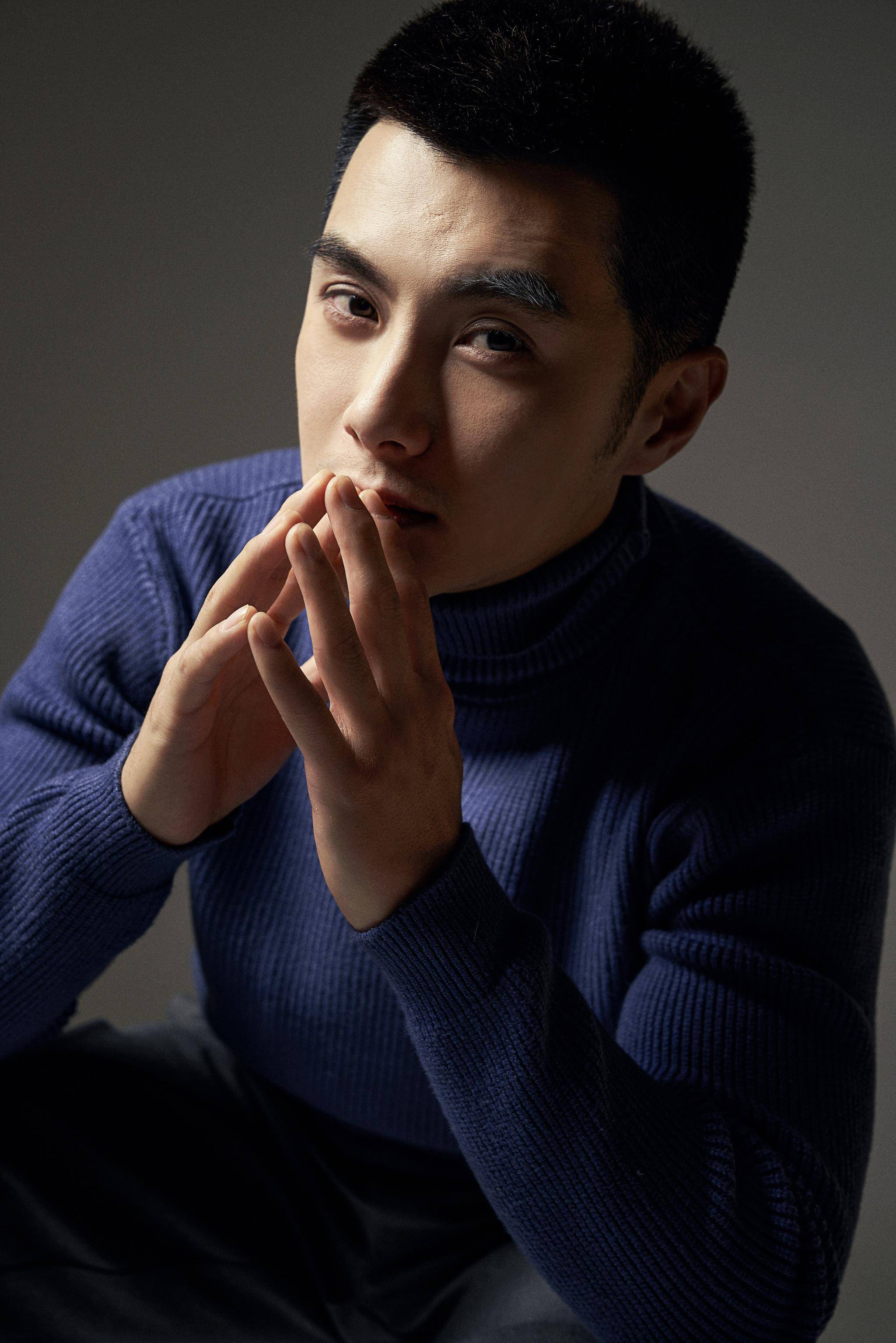 近日,演员沈泰曝光了一组生活写真,沈泰身穿一件充满温度感的蓝色高领