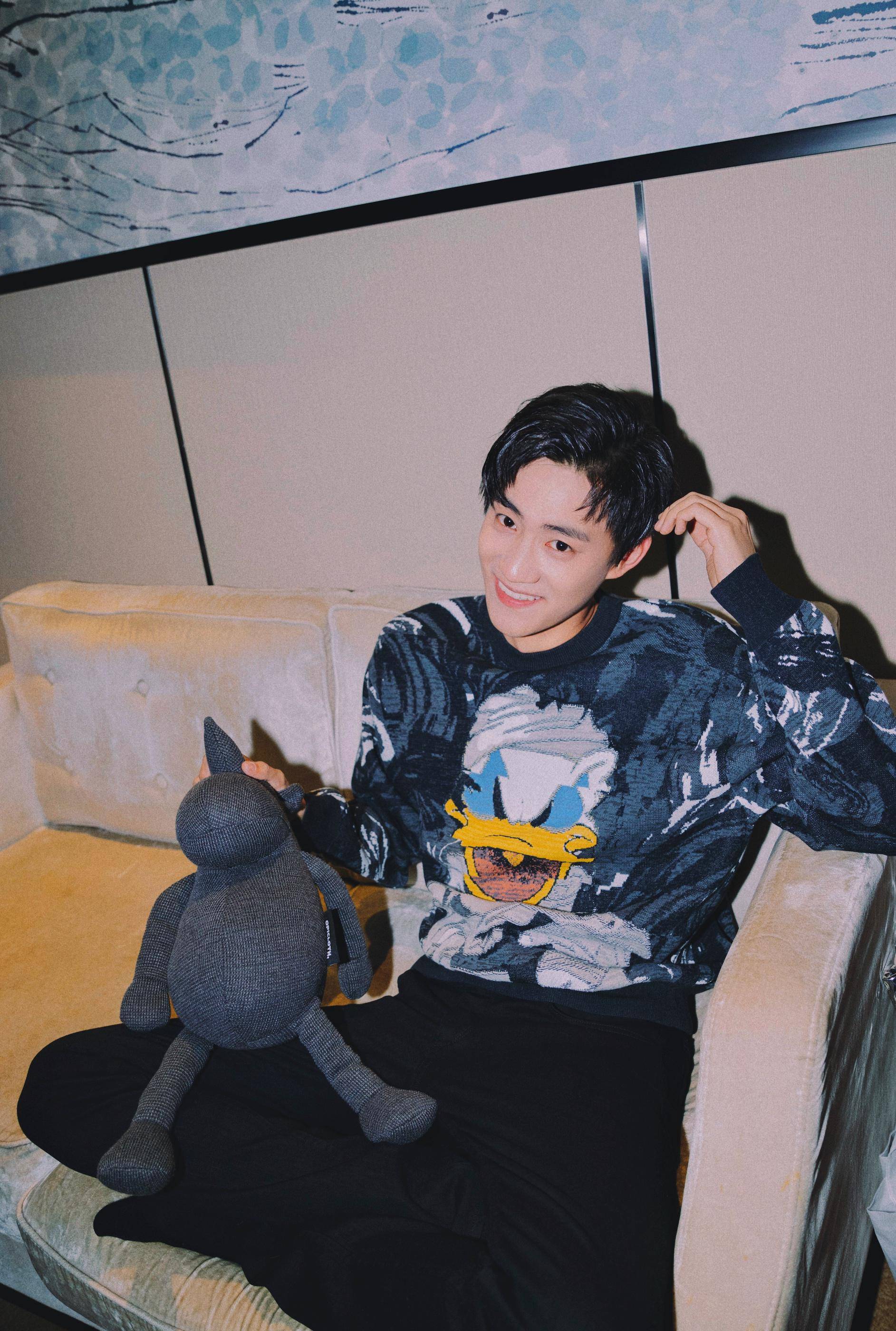 晏紫东冬日写真来袭自在随性风格百变