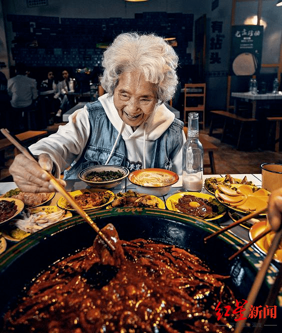 穴位|百岁奶奶get潮流新技能！教重孙学中医