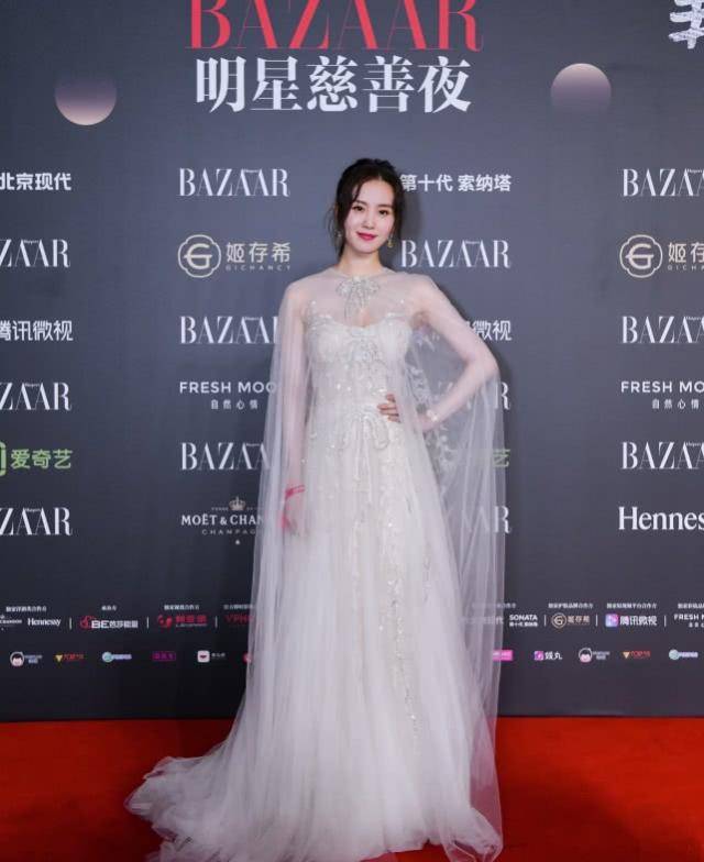 李梅里次集体接受采访30年间第一刘诗诗倪妮蹭额头