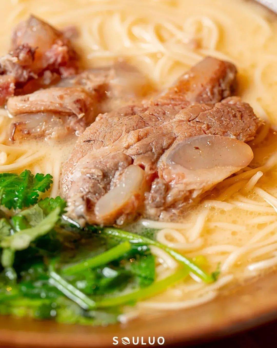 hefulaomian/草本汤拆骨肉面○直接上筷夹起