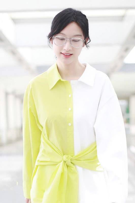 我们就感受到了一种清新扑鼻的既视感,只见张俪当时戴着塑料款的眼镜