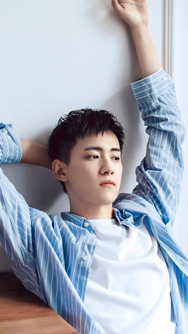 晏紫东版梁山伯真的是深情,现代装的他,帅气潇洒,不乏少年恣意_黑色