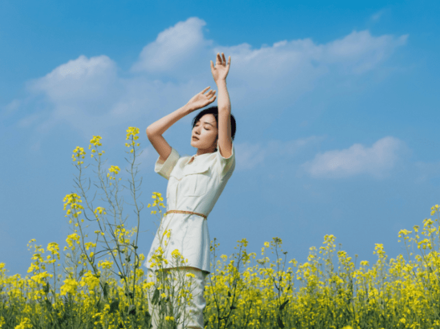 万茜油菜花写真释出 白色套装上身干练优雅 女人味十足 气质 身材 御姐