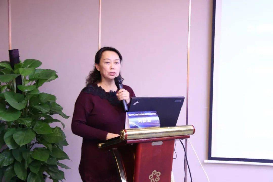 《癫痫诊断注意事项》)第二时段会议由吉大一院神经内科副主任孟红梅