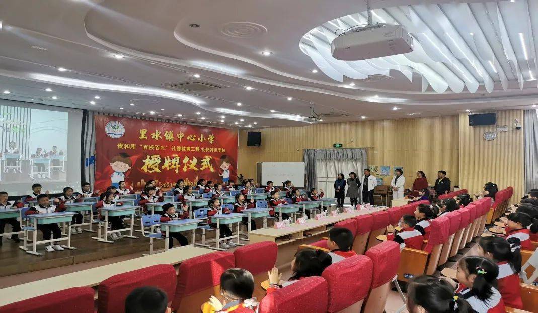 12月1日上午,21位礼仪种子教师移步共生楼一楼阶梯室,观摩陈伦伦老师