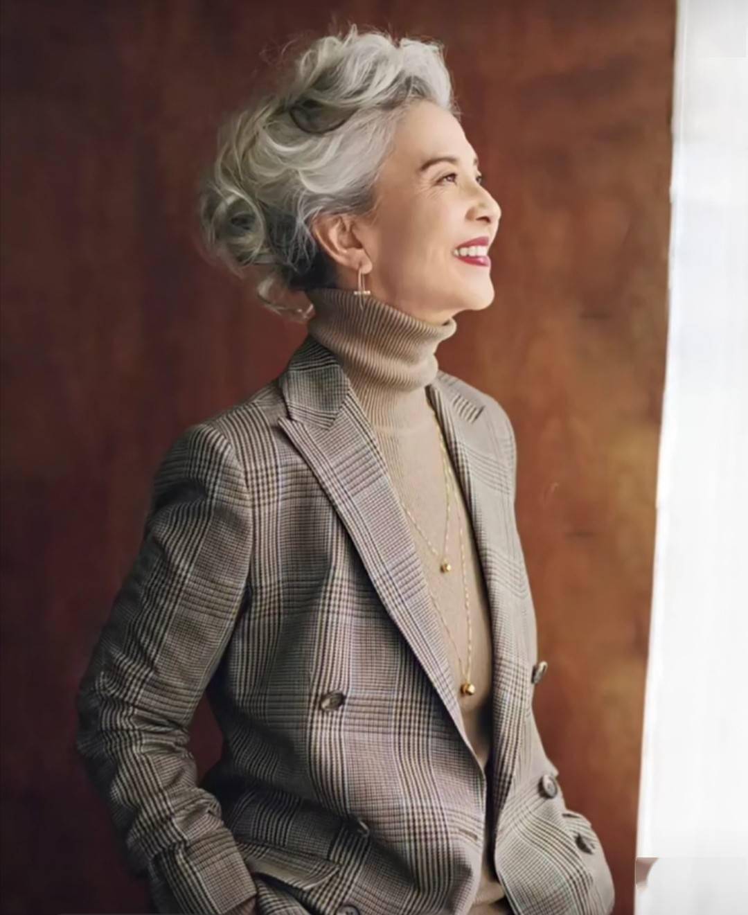 这位花白发的大龄奶奶靠穿搭美出优雅气质真是年纪越大越时髦