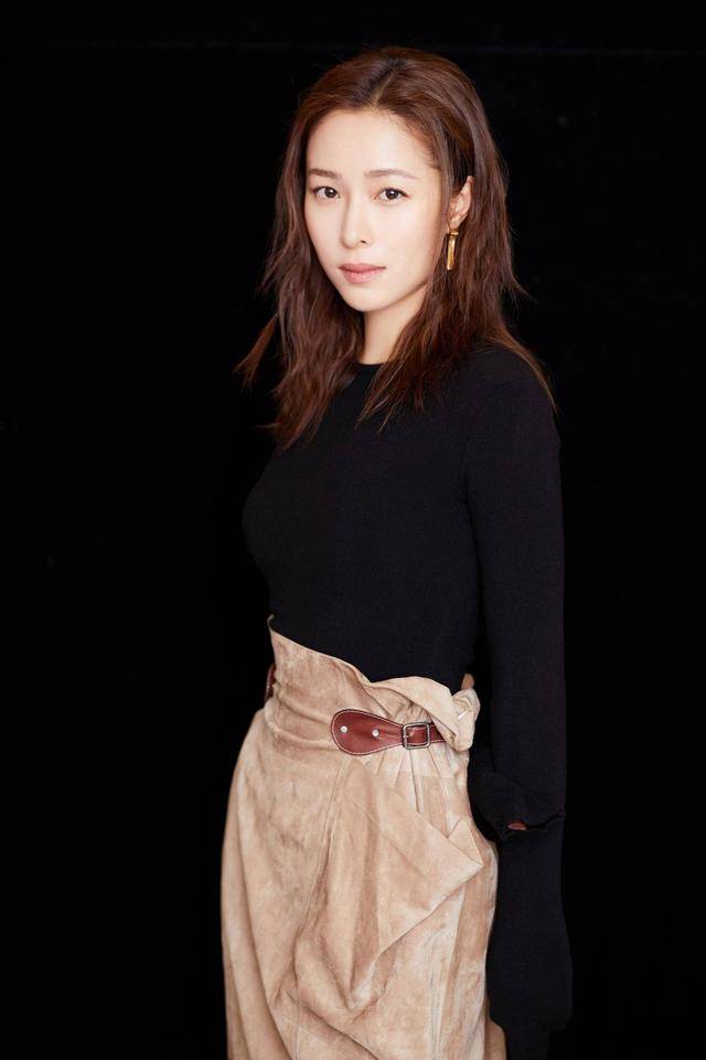 江一燕太有气质了风衣搭配阔腿裤优雅又温柔真的是人美心善