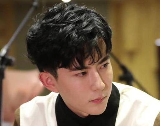 于朦胧看张靓颖看得耳朵都红了,眼神里散发着温柔,全程迷弟脸