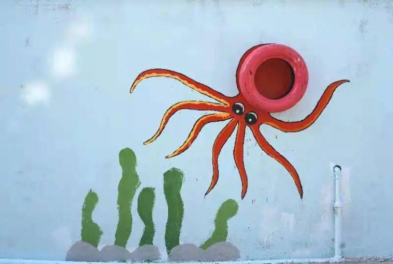 各类海洋生物跃然墙上章鱼,小丑鱼……为这巨幅墙绘增添不少美感树荫