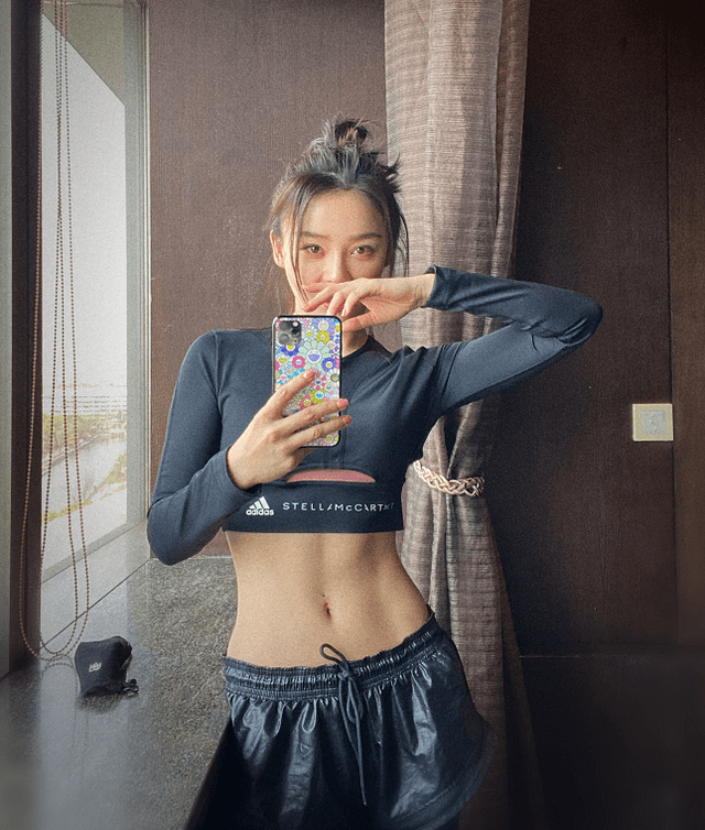 最先开始认识袁姗姗也是从她的马甲线女王称号开始的,这已经是几年前