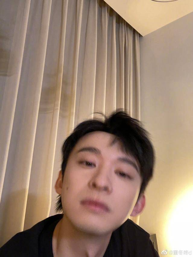 新浪娱乐讯 7日,董子健在微博晒出自己多张自拍照,同一背景花式换角度