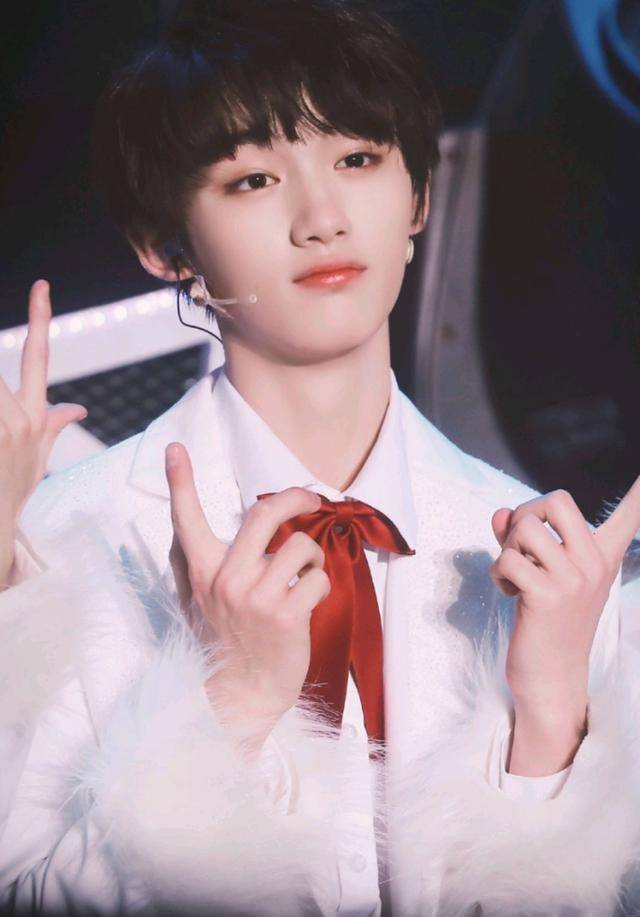 tfboys最宠的师弟丁程鑫从小开始追梦热爱舞台令人心疼
