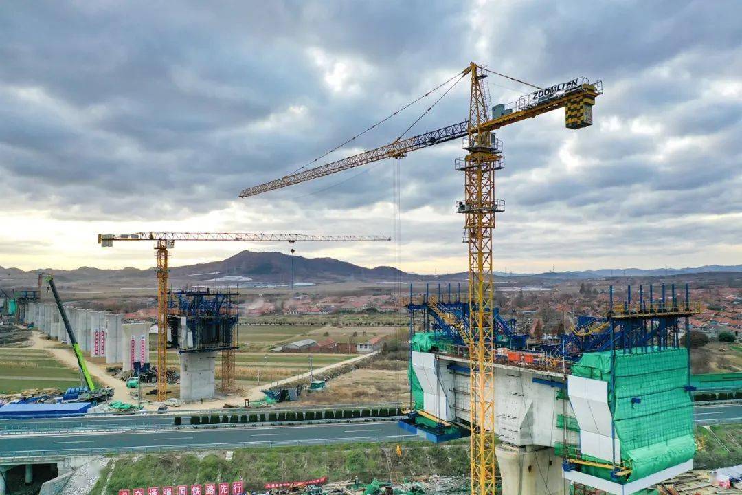 跨烟海高速特大桥连续梁施工聚焦由中铁四局七分公司承建的莱荣铁路