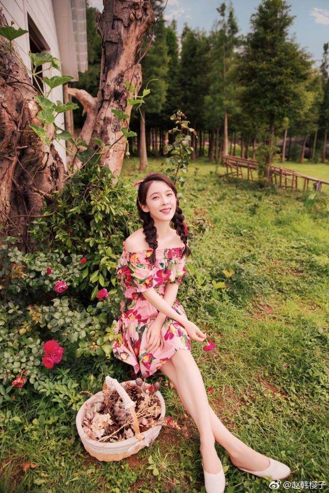 赵韩樱子穿一袭粉色裙子清纯动人纯天然面孔美得像18岁少女