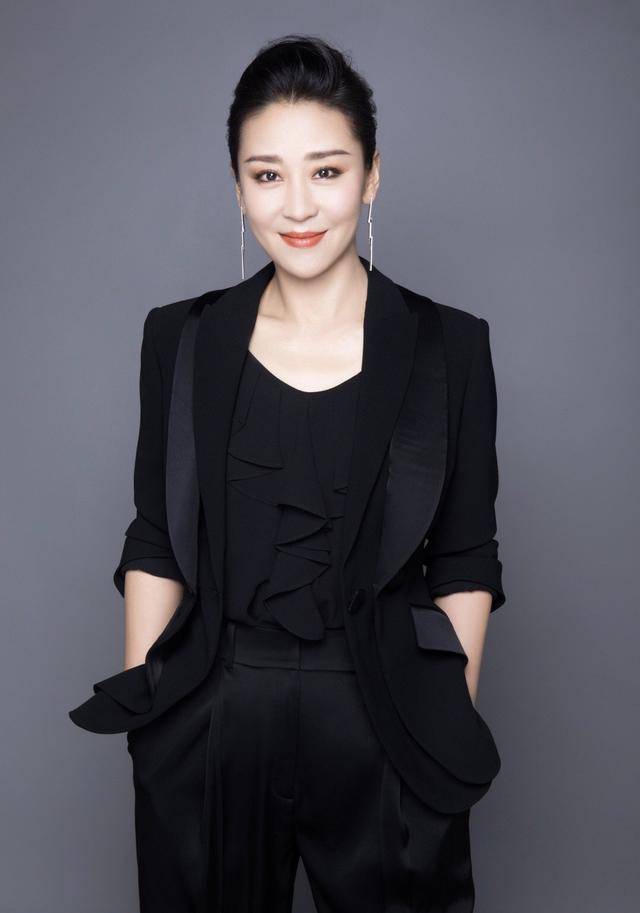 之后遇到了陈义红,是一位富豪,在年龄上比苗圃大21岁,这对于豪门来说