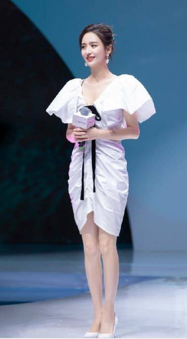 活动当天,佟丽娅身穿一袭白色低胸礼服亮相,大秀事业线,而若隐若现的