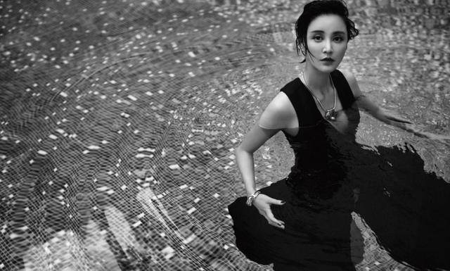 张歆艺的胆子并不小,穿得清凉还能在水里拍照,更能显出好身材_泳衣