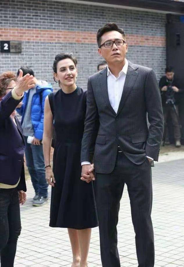 刘烨夫妇现身活动,他西装笔挺好精神,老婆身材佝偻像个小老太