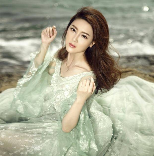 阔太甘薇近况罕曝光面部浮肿眼袋深重不顾形象街边挠头打哈欠