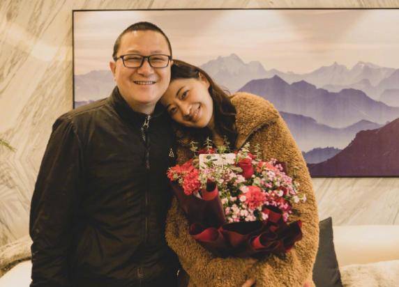 梅婷与大10岁老公同框,素颜黑眼圈严重下巴尖,靠怀里小鸟依人_曾剑