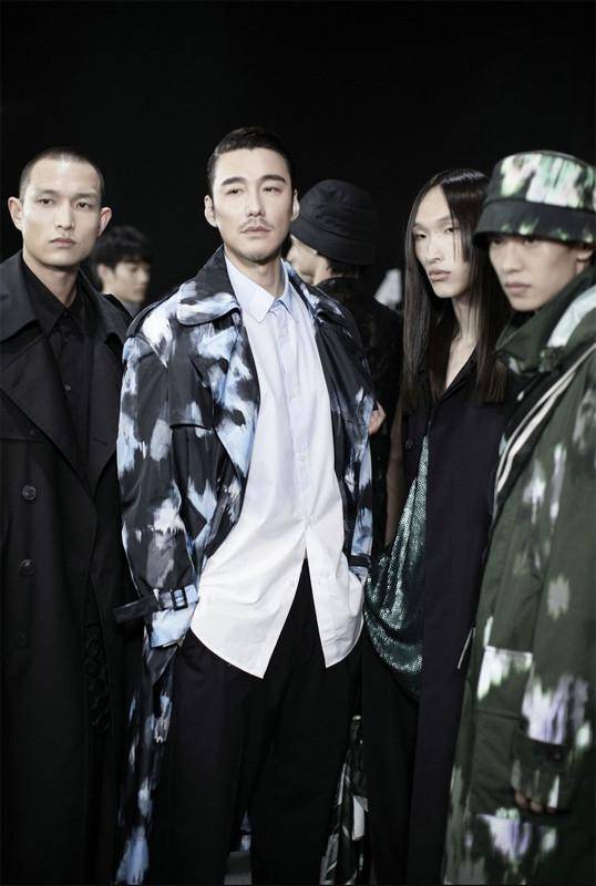 压轴走秀,"时尚教父"胡兵点亮上海时装周闭幕之夜_中国_文化_世界